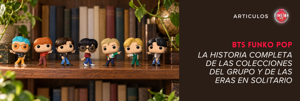 Portada del artículo de Bangtan Now sobre los BTS Funko Pop. A la izquierda, las siete figuras BTS Funko Pop de la colección Dynamite están en fila sobre una repisa de madera, frente a un librero con libros antiguos, plantas y un globo terráqueo dorado. Las figuras tienen cabezas grandes y ropa colorida de estilo retro, con camisas estampadas y pantalones acampanados. De izquierda a derecha están RM, de cabello azul y lentes naranjas; Jin; SUGA; j-hope, de lentes oscuros; Jimin; V, de chaleco verde; y Jung Kook. Todos hacen el mismo gesto, con el brazo extendido señalando hacia un lado. A la derecha, sobre un fondo marrón oscuro, aparecen la palabra Artículos, el logo de Bangtan Now y el título BTS Funko Pop: la historia completa de las colecciones del grupo y de las eras en solitario.