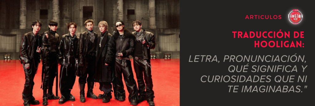 Banner de portada del artículo sobre la letra y traducción de Hooligan BTS. A la izquierda, los siete integrantes de BTS en el photo sketch de Hooligan, publicado en Weverse, posan uno al lado del otro sobre un piso rojo brillante, en un galpón industrial de concreto gris con columnas altas y reflectores al fondo. Todos visten looks negros de cuero, con chaquetas, pantalones anchos, botas pesadas, cadenas plateadas y pañuelos estampados al cuello; uno hace el símbolo de la paz con la mano y otro usa lentes oscuros y chaqueta con cuello de piel. A la derecha, sobre fondo gris oscuro, aparecen el logo de Bangtan Now, la palabra "Artículos" y el texto: "Traducción de Hooligan: letra, pronunciación, qué significa y curiosidades que ni te imaginabas."
